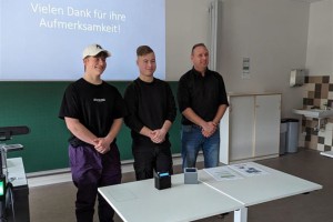 V.l.: Lahntalschüler, Noah Debus, Harmut Heck (Ausbildungsleiter)